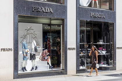 На сумки Prada за сотни тысяч рублей по ошибке поставили цены в 1400 рублей
