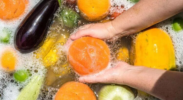 Мыть водой овощи и фрукты не достаточно?