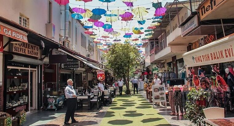 «Берут одну футболку»: торговцы в Турции недовольны, что россияне не тратят деньги