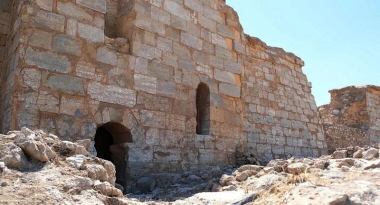 Нетронутая стена храма VII века до нашей эры обнаружена в Турции