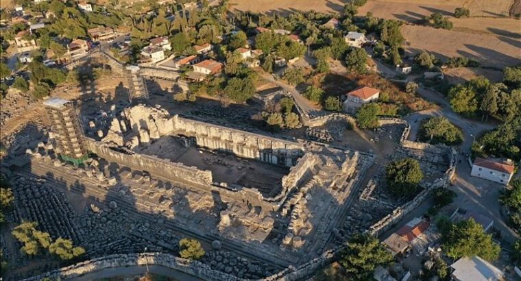 В Турции реставрируют колонны древнего Храма Аполлона