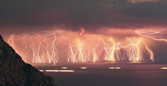 280 молний в час