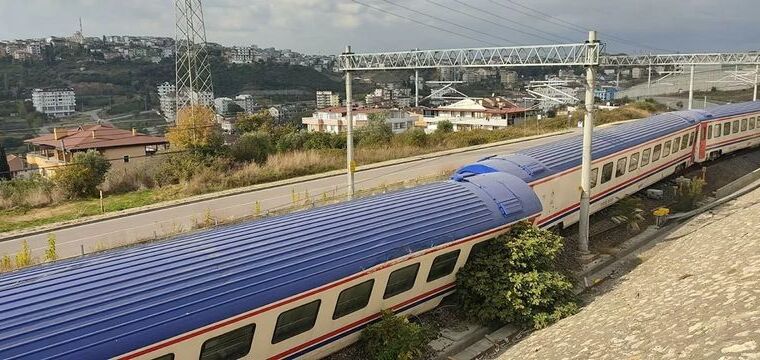 Пассажирский поезд в Коджаэли попал в аварию