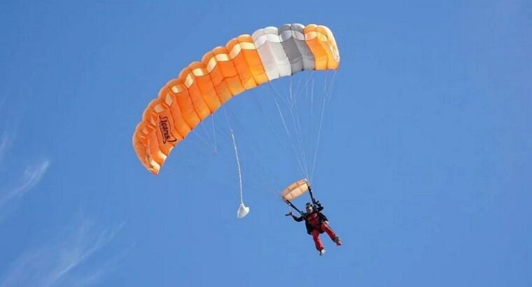 В Турции двое парашютистов столкнулись в воздухе и упали в море