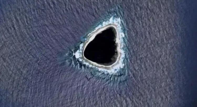 Что это за странная черная дыра на карте Google?