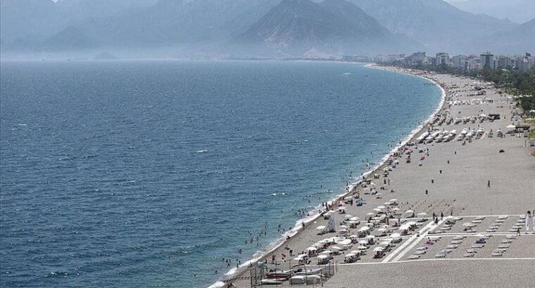 Туристы в Анталье продолжают наслаждаться морем в ноябре