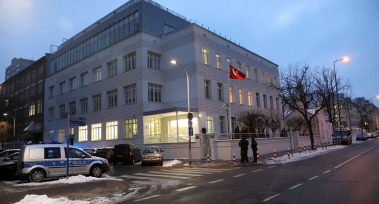 В Варшаве турок бросил коктейль Молотова в здание турецкого посольства