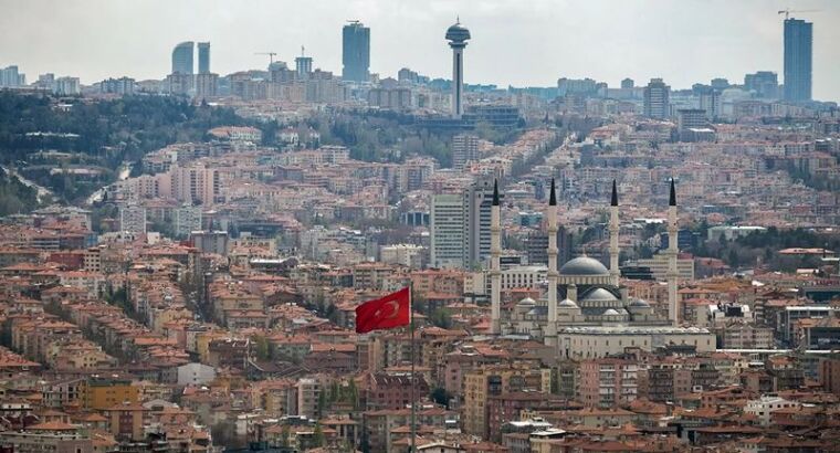 Морозы в Анкаре превратили фонтан в айсберг