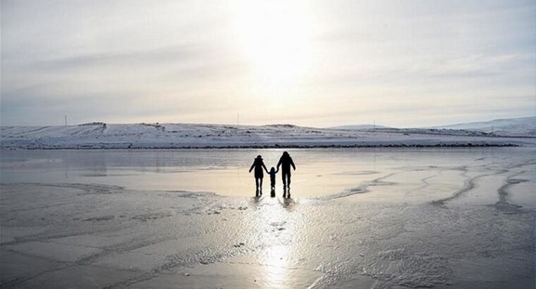 Морозы сковали льдом часть живописного озера на востоке Турции