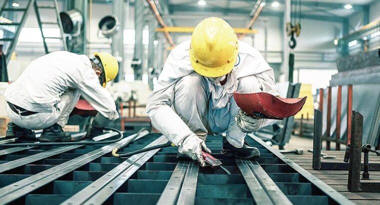 Миллионы работников ждут, когда им объявят их новые зарплаты