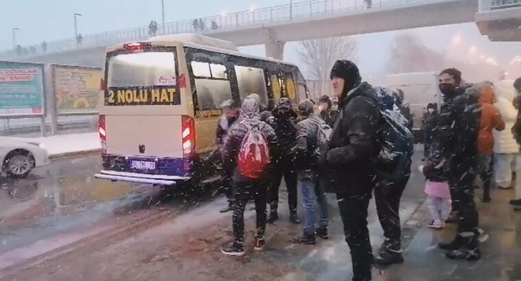 Из-за сильного снегопада а Стамбуле работа метро продлена до 02:00