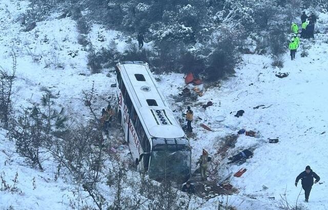 Пассажирский автобус упал в кювет