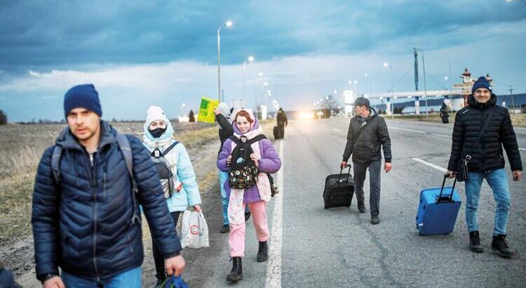 Украинцы пытаются убежать от войны