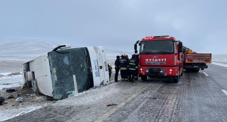 Туристический автобус упал у кювет