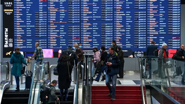 В аэропортах Москвы задержали или отменили более двухсот рейсов