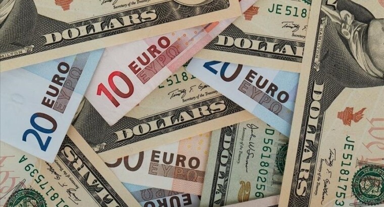 Курс евро к доллару впервые с 2002 года опустился ниже $1