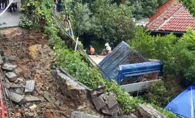 В Стамбуле рухнула подпорная стена