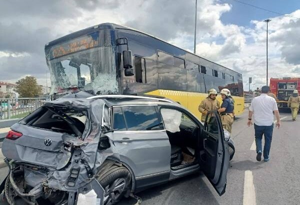 В Стамбуле автобус врезался в 7 автомобилей