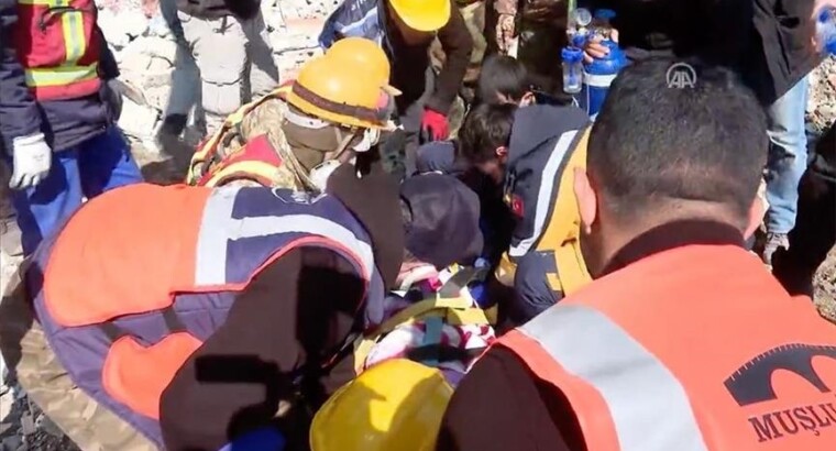 В турецком Хатае на 13-й день после землетрясения спасли 3 человек