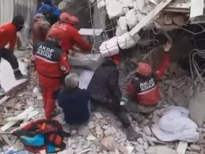 Спасатель оказался под завалами во время спасательных работ