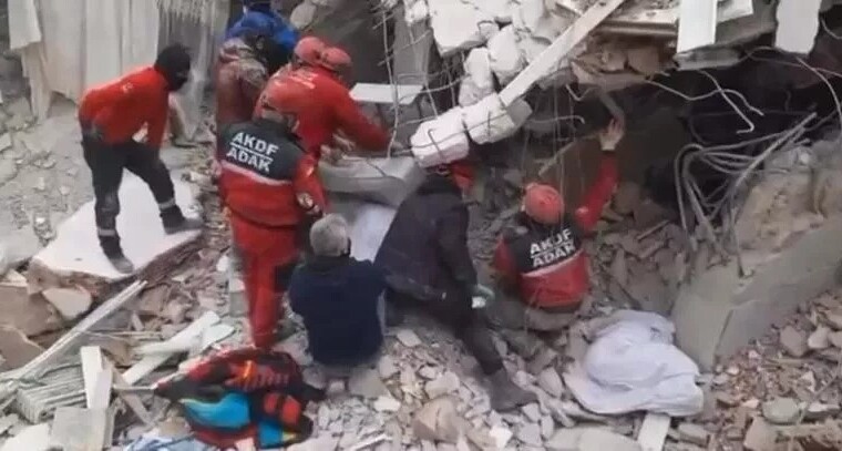 Спасатель оказался под завалами во время спасательных работ