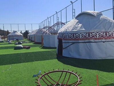 Отправленные из Кыргызстана юрты устанавливают в Турции