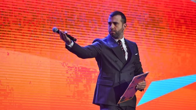 Иван Ургант анонсировал выступление с группой “Би-2”