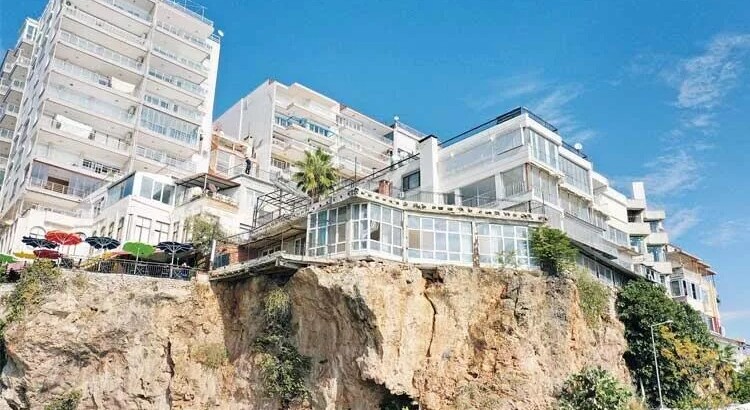 В Анталии также есть здания, которые срочно нужны сносить