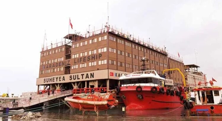 В Искендерун прибыл корабль для предоставления убежища пострадавшим