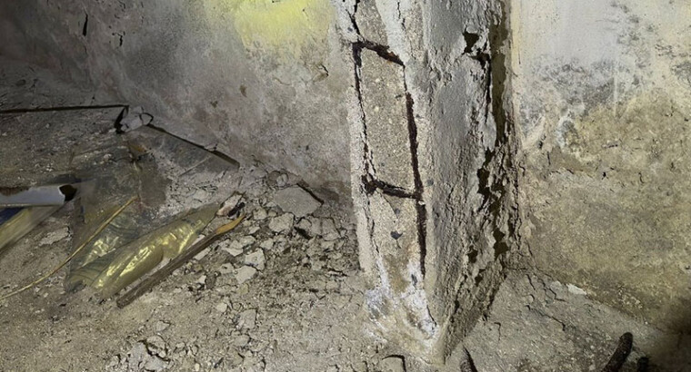 В этом пассаже колонны здания в ужасном состоянии, а ведь там так много магазинов