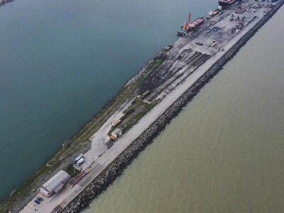 Чёрное море окрасилось в коричневый цвет
