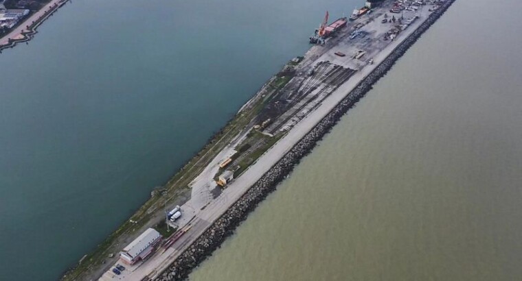 Чёрное море окрасилось в коричневый цвет