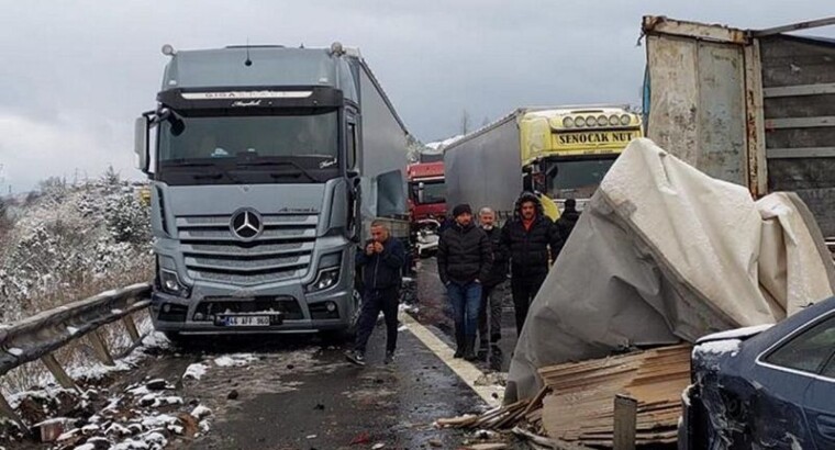 На перекрестке провинции Болу на Анатолийского шоссе столкнулись 54 автомобиля