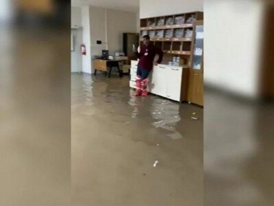 Из-за сильного дождя в Шанлыурфе затопило государственную больницу
