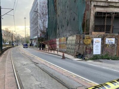 В районе Каракей в Стамбуле обрушилось 5-этажное заброшенное здание