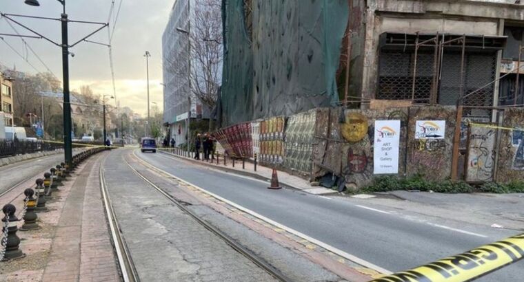 В районе Каракей в Стамбуле обрушилось 5-этажное заброшенное здание