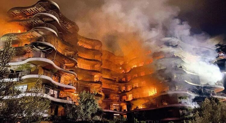 Комплекс люксовых домов в Измире сгорел дотла