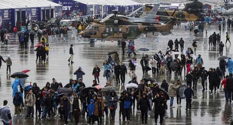 Тысячи людей не остановил дождь