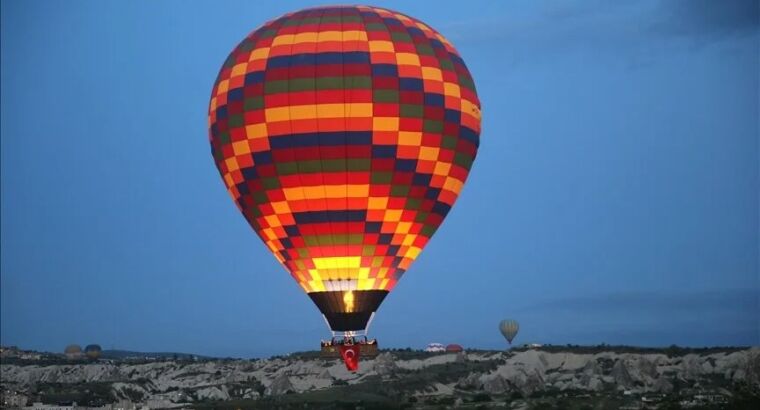 Небо над Каппадокией украсили воздушные шары с постерами Ататюрка