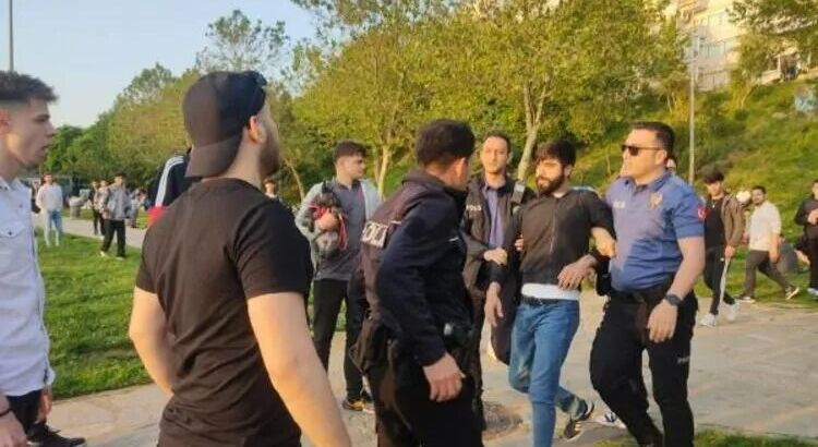 В районе Мода в Кадыкее были задержаны 4 парня