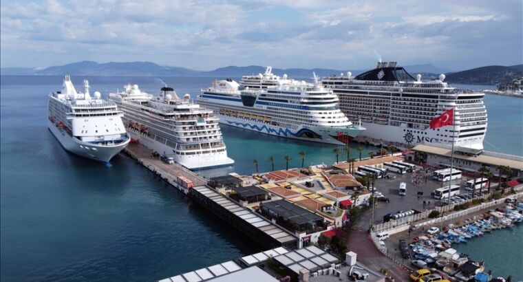 Четыре круизных судна доставили в турецкий Кушадасы 8 200 туристов