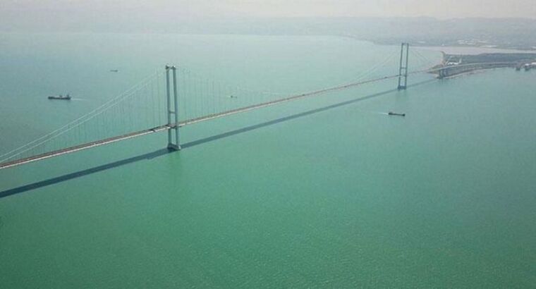 Измитский залив окрасился в бирюзовый цвет