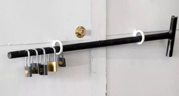 5 навесных замков в комнату, где лежат иностранные голоса