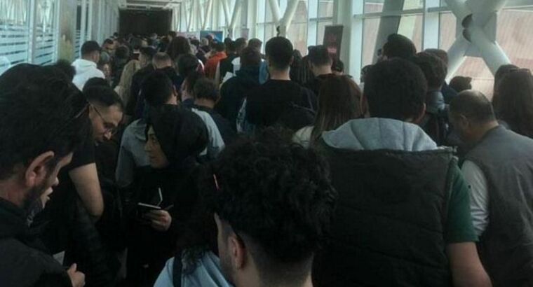 Жители Турции ринулись к границе, но на этот раз не за покупкой Айфона