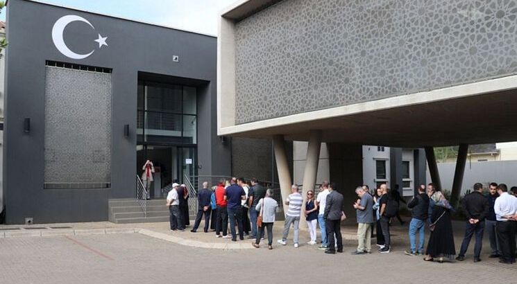 Голосование за границей продолжается