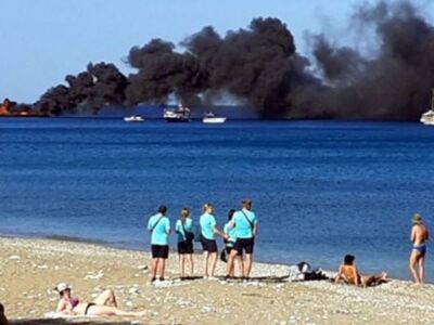 В Средиземном море загорелся туристический катер