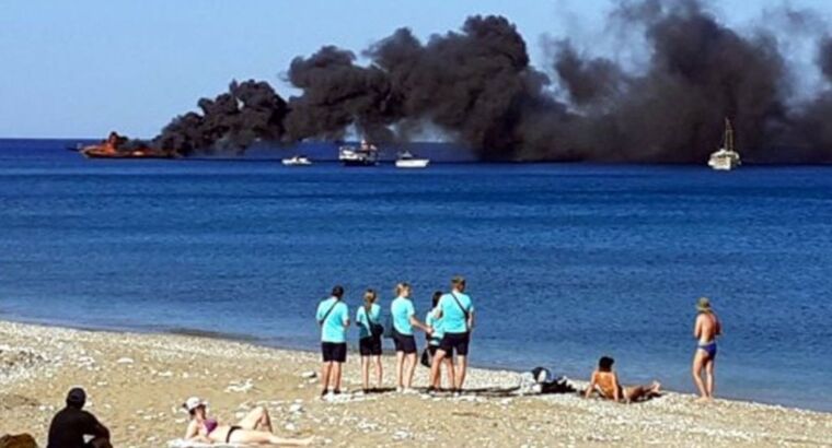 В Средиземном море загорелся туристический катер
