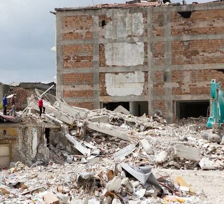 Пережившего землетрясение мальчика нашли в тысячах километров от дома