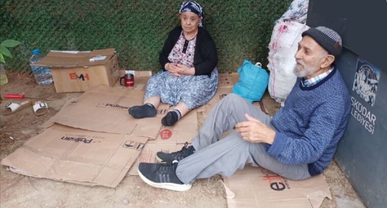 Пожилые люди остались на улице