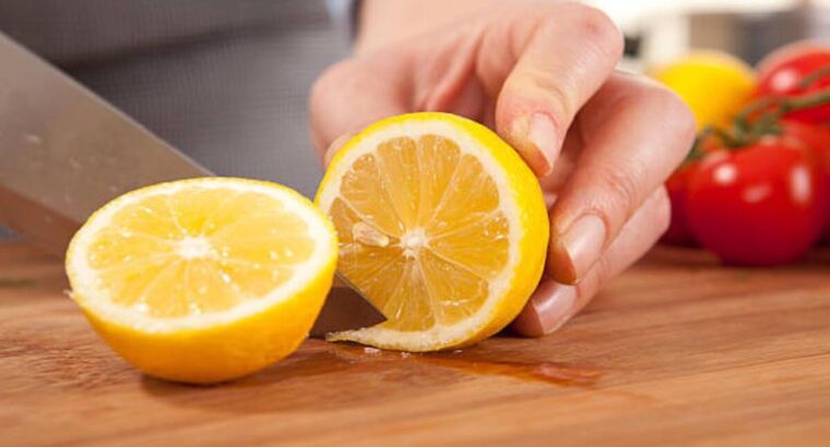 А как правильно хранить уже нарезанный лимон?